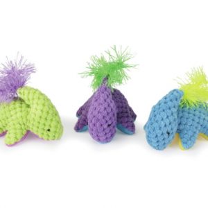 Pequeños animales de colores con plumas y hierba gatera.