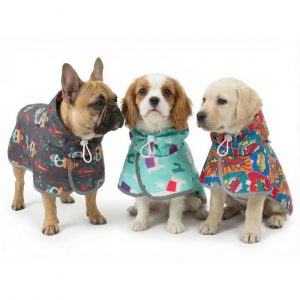 Impermeable ajustable con forma de capa.